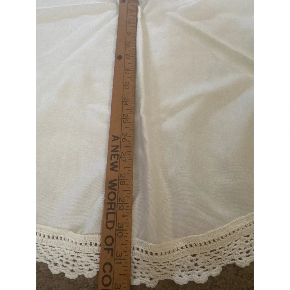 Vintage White Round Tablecloth Crochet Lace Trim Scalloped Edge 31 Inch Diameter